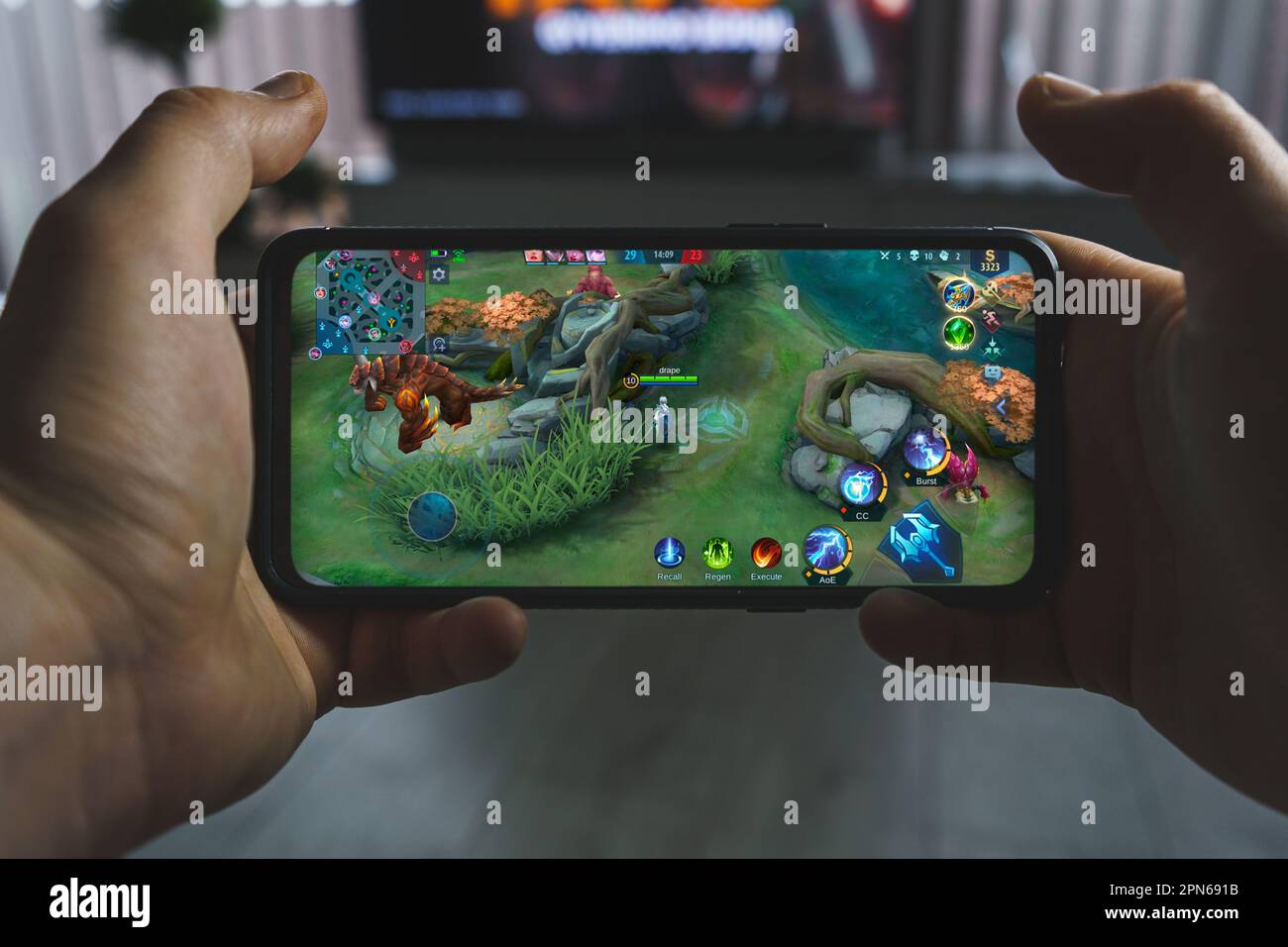 Jouer à Mobile Legends: bang bang jeu mobile. Jeu sur smartphone Banque D'Images