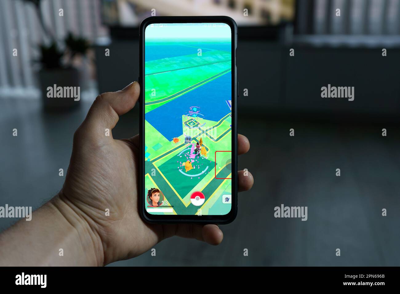 Jouer à Pokemon Go jeu mobile. Jeu sur smartphone Photo Stock - Alamy