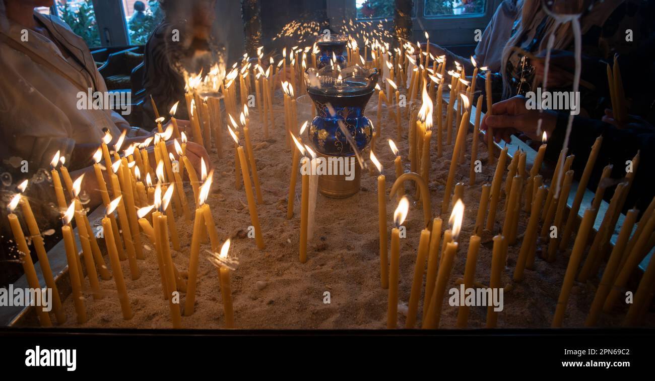 Beaucoup de bougies brûlent dans l'église de Saint George pendant Pâques, la résidence du patriarche orthodoxe mondial du Constan Banque D'Images