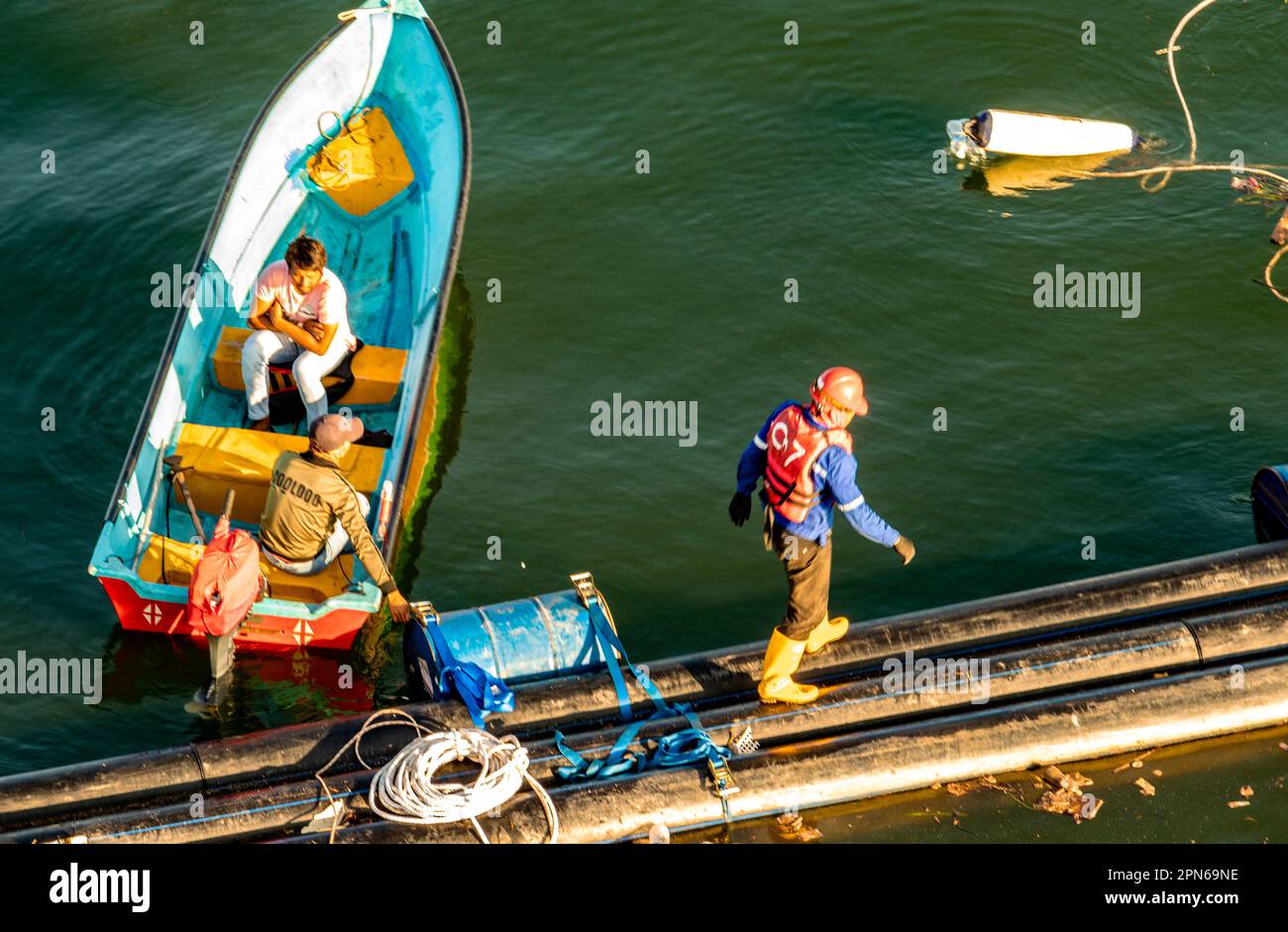 Projet d'ingénierie sur la rivière Mengkabong tandis que les bateaux de pêche poursuivent leurs activités Banque D'Images
