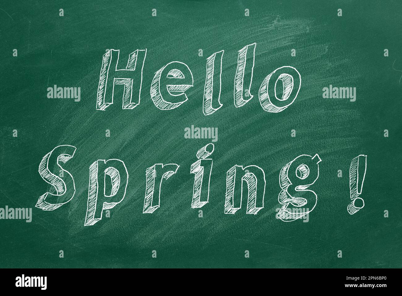 Texte de dessin à la main « Hello Spring! » sur tableau noir vert Banque D'Images