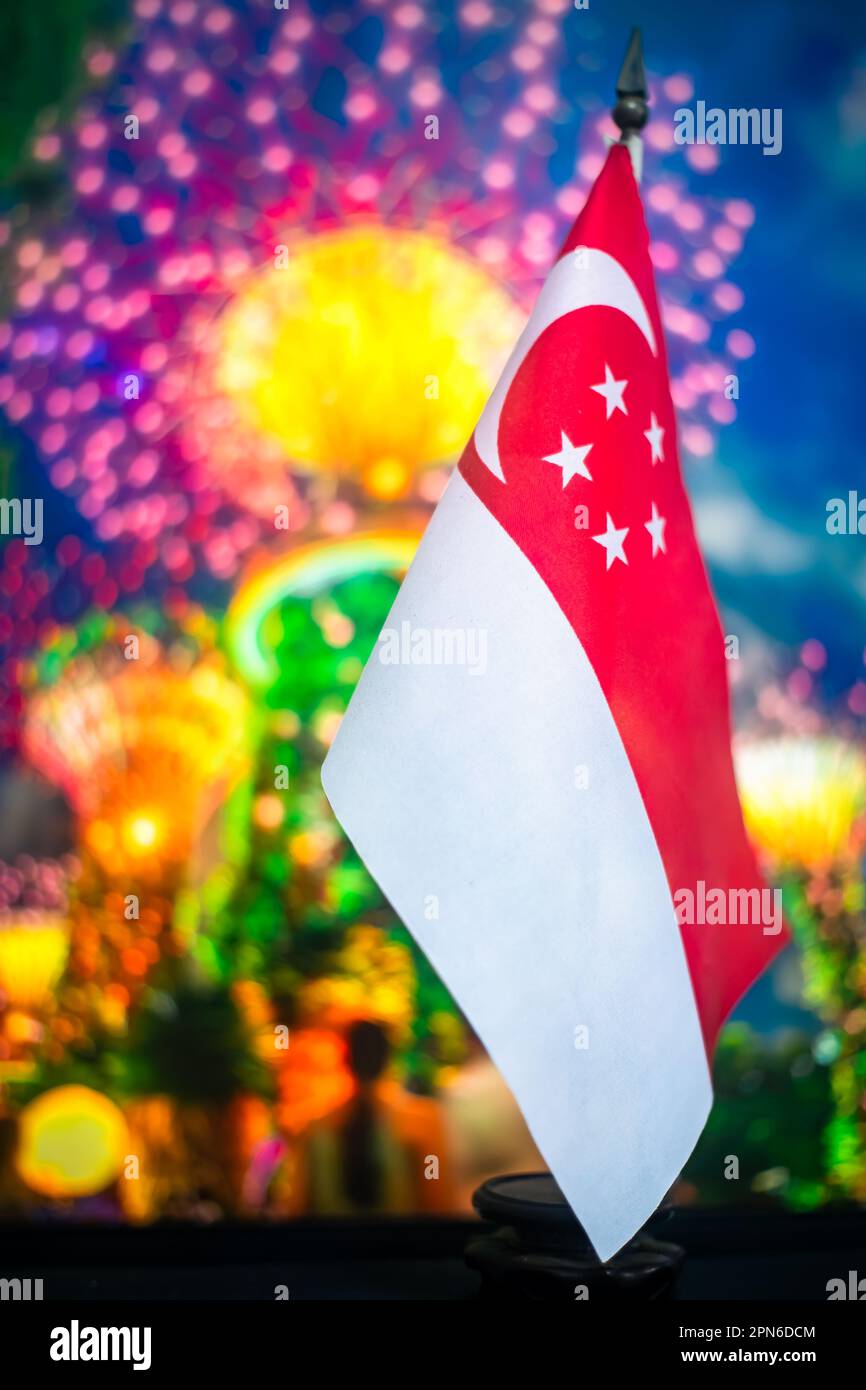Drapeau de Singapour sur fond de superarbres. Banque D'Images
