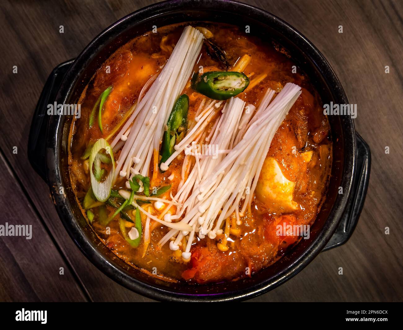 Sundubu-jjigae est un jjigae de cuisine coréenne. Le plat est fait avec du tofu doux fraîchement caillé qui n'a pas été tendu et pressé, légumes, saume Banque D'Images