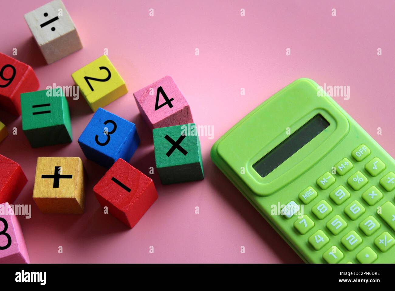 Calculatrice et cubes en bois avec symbole mathématique. Éducation et concept mathématique Banque D'Images