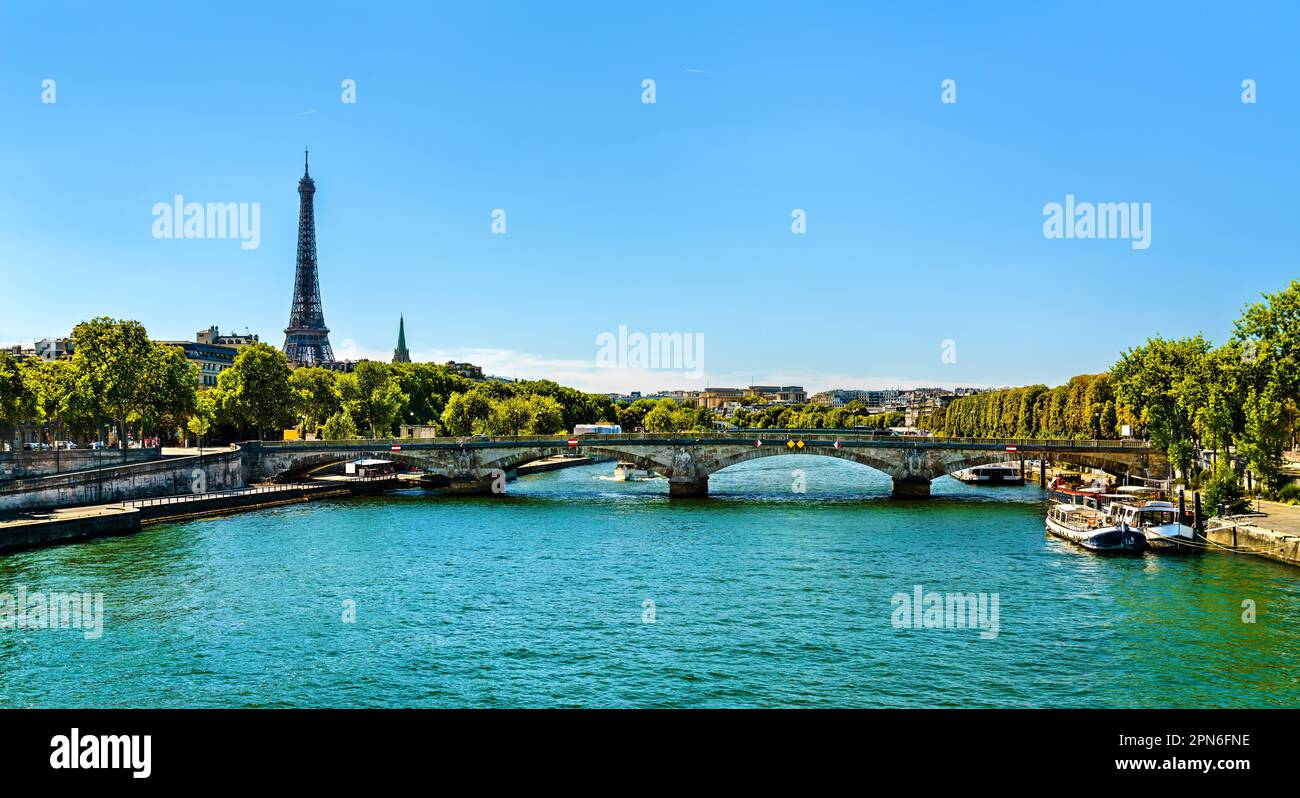Panorama de Paris avec la Seine et la Tour Eiffel en France Banque D'Images