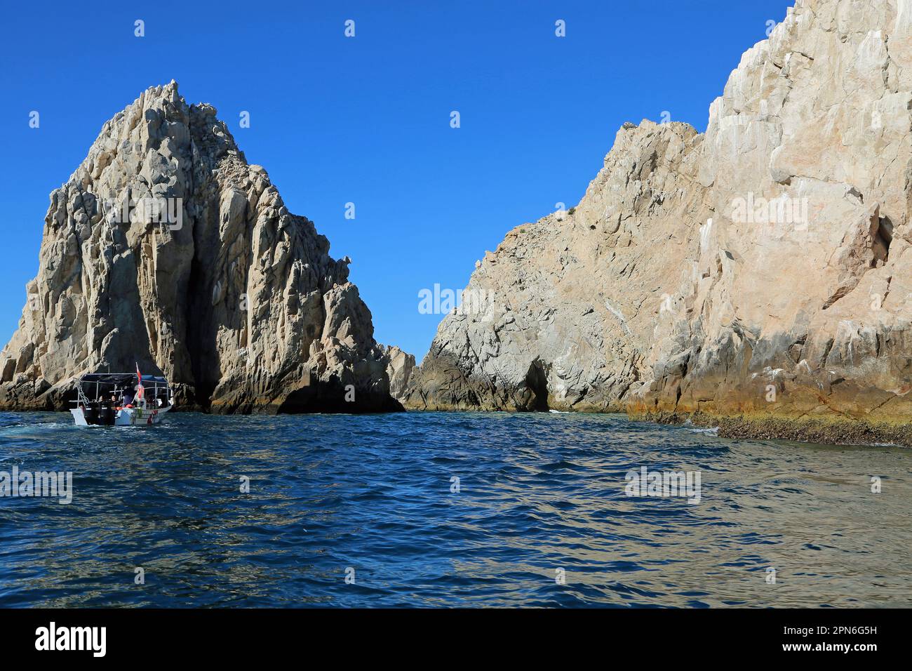 Le bateau et les falaises - Cabo San Lucas, Mexique Banque D'Images