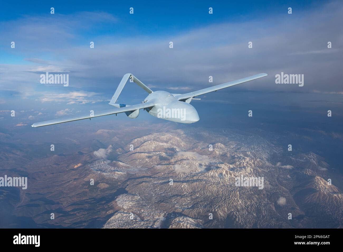 Drone militaire sans pilote uav volant dans les airs, vol de reconnaissance au-dessus du territoire au-dessus des montagnes enneigées relief des collines Banque D'Images