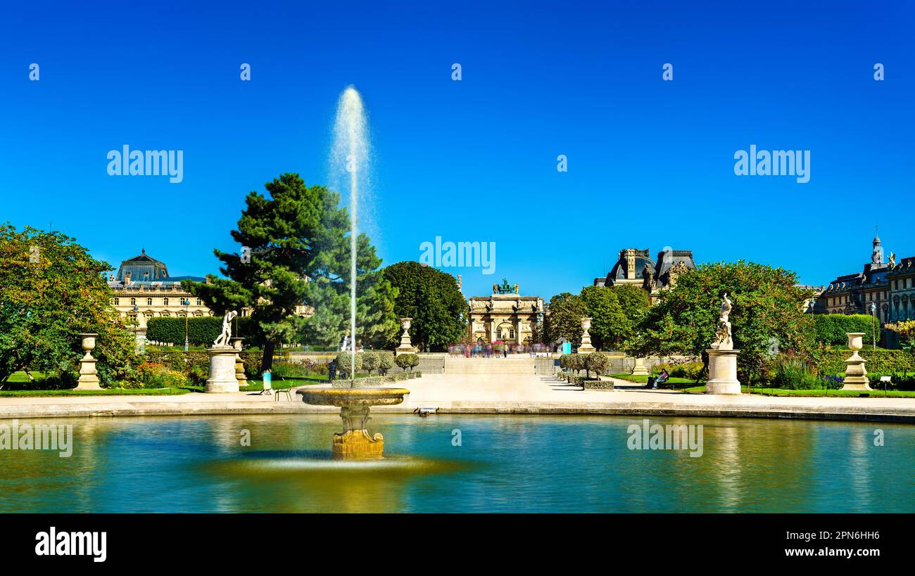 Fontaine du Grand bassin rond au jardin des Tuileries à Paris, France Banque D'Images