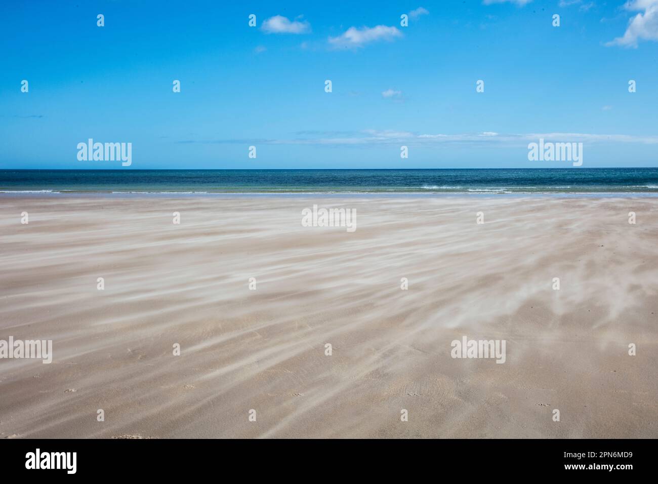 Vents violents soufflant du sable sur la plage Banque D'Images