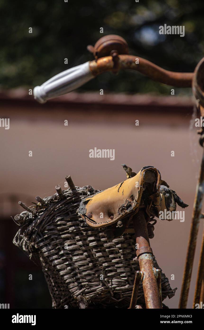 mise au point sélective, détails d'une vieille moto rouillée Banque D'Images