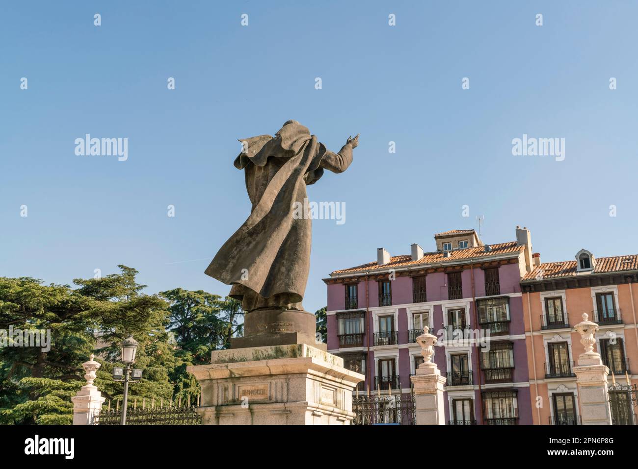 Statue de San Juan de Ávila par Catedral Almudena, Madrid Espagne Banque D'Images