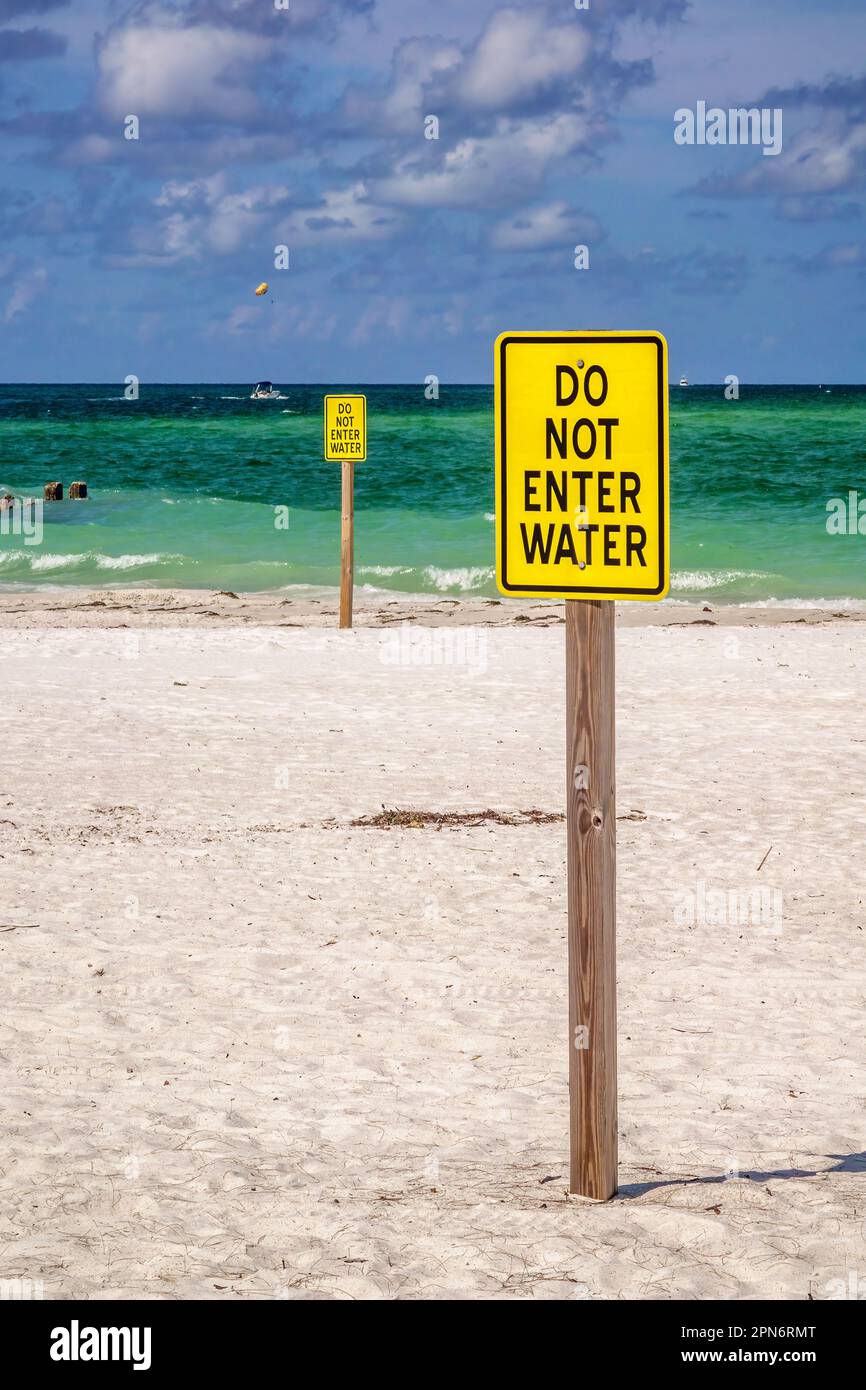 Panneaux d'avertissement sur la plage de sable pendant la marée rouge dans le sud-ouest de la Floride Banque D'Images