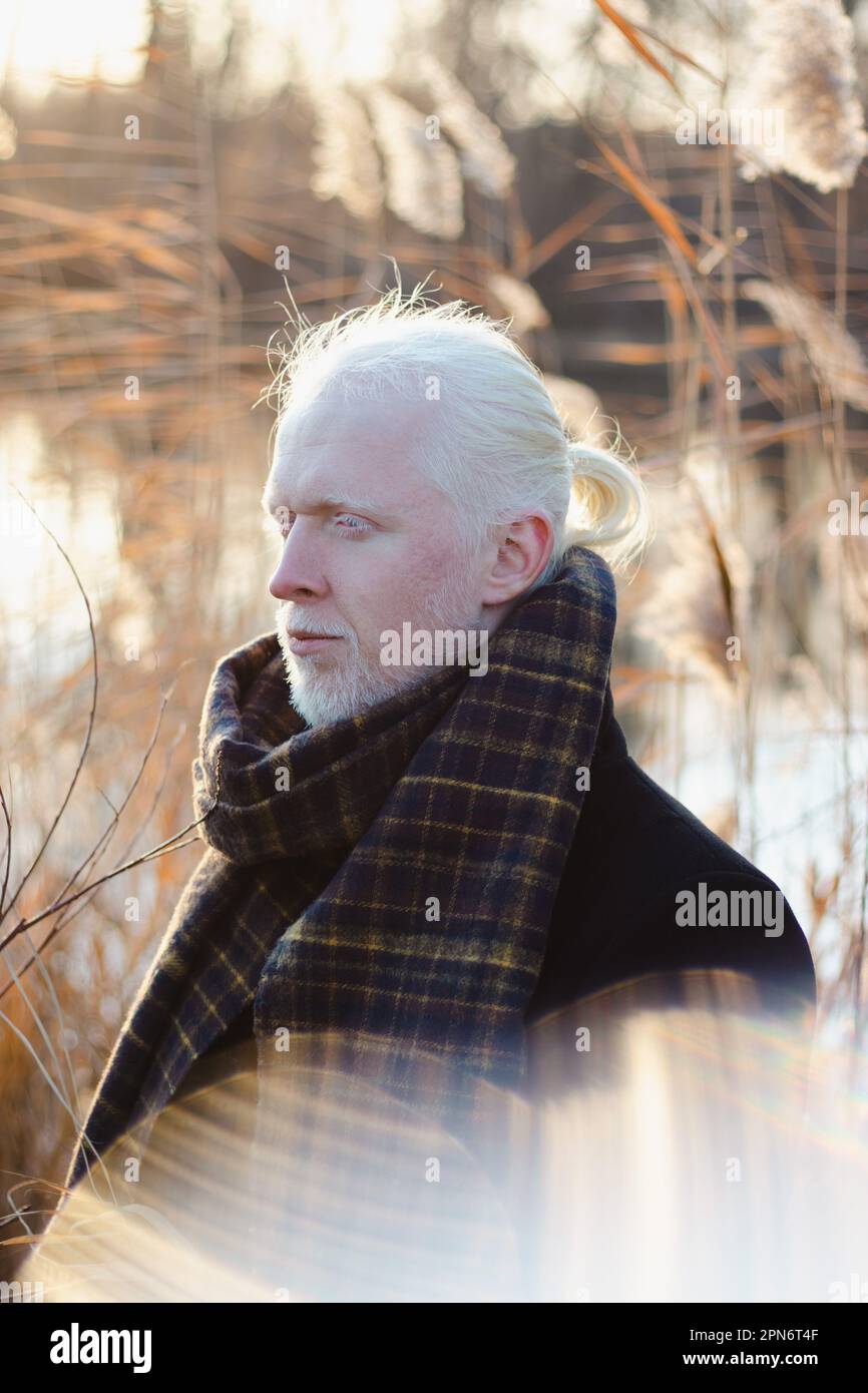 Portraits d'un homme albino aux cheveux longs. Automne Banque D'Images