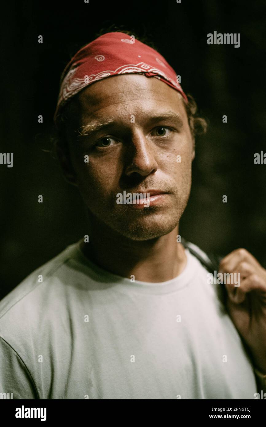 Portrait émotif d'un jeune homme beau en gros plan. Banque D'Images
