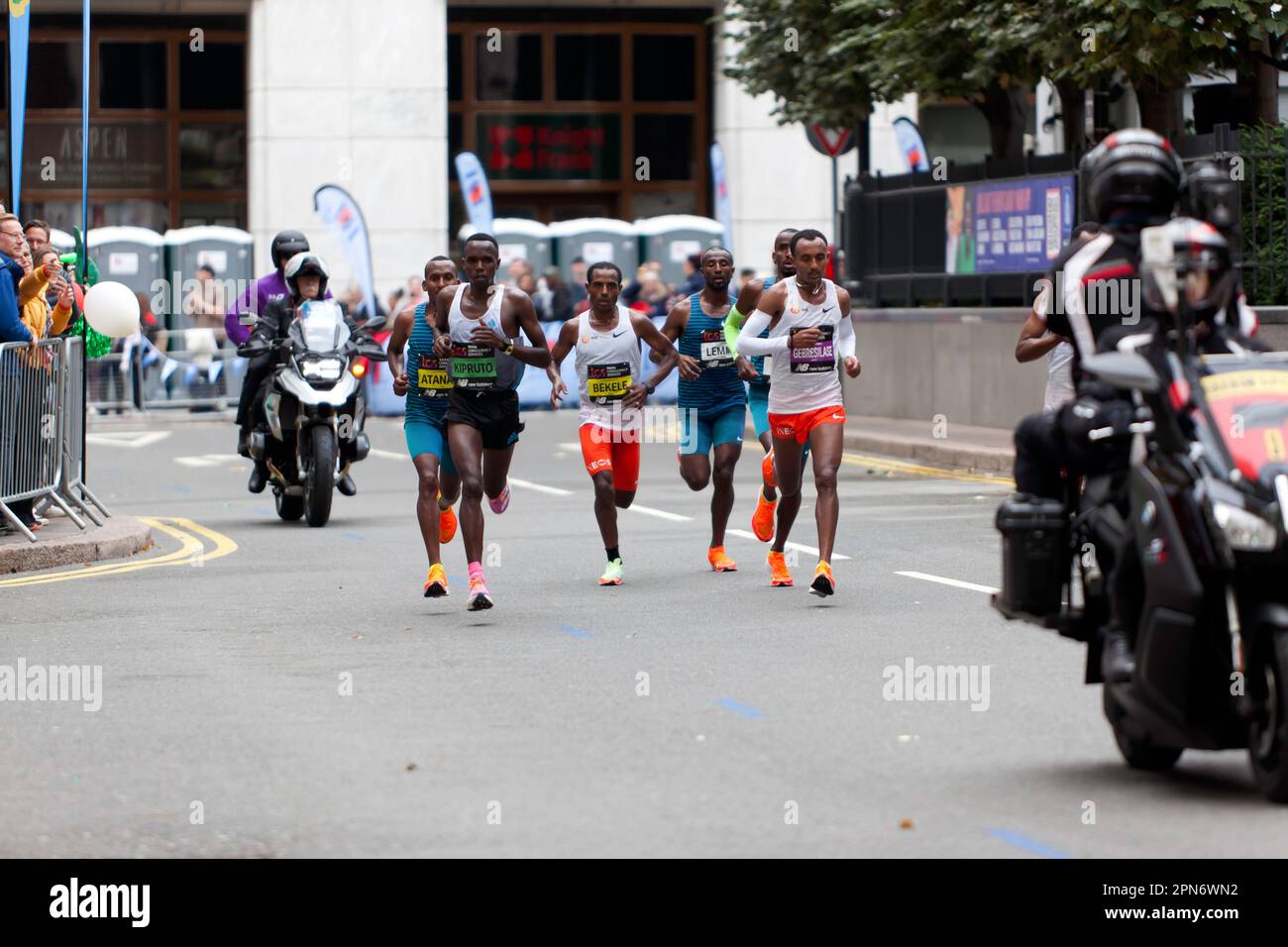 Le principal groupe de coureurs d'élite masculins passant par Cabot Square, pendant le Marathon de Londres 2022 Banque D'Images