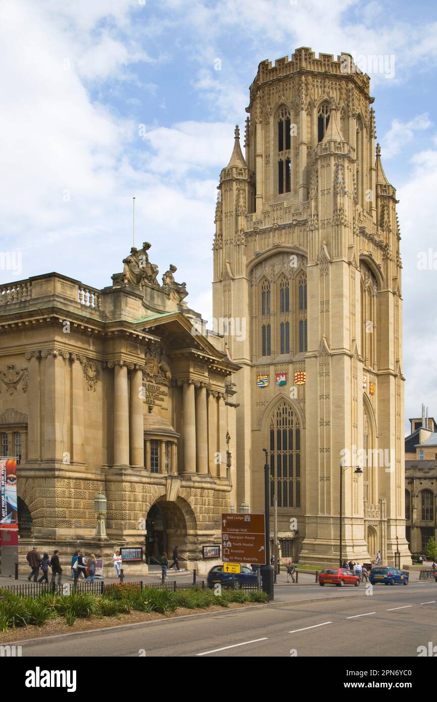Bâtiment commémoratif Wills et tour gothique à Bristol Banque D'Images