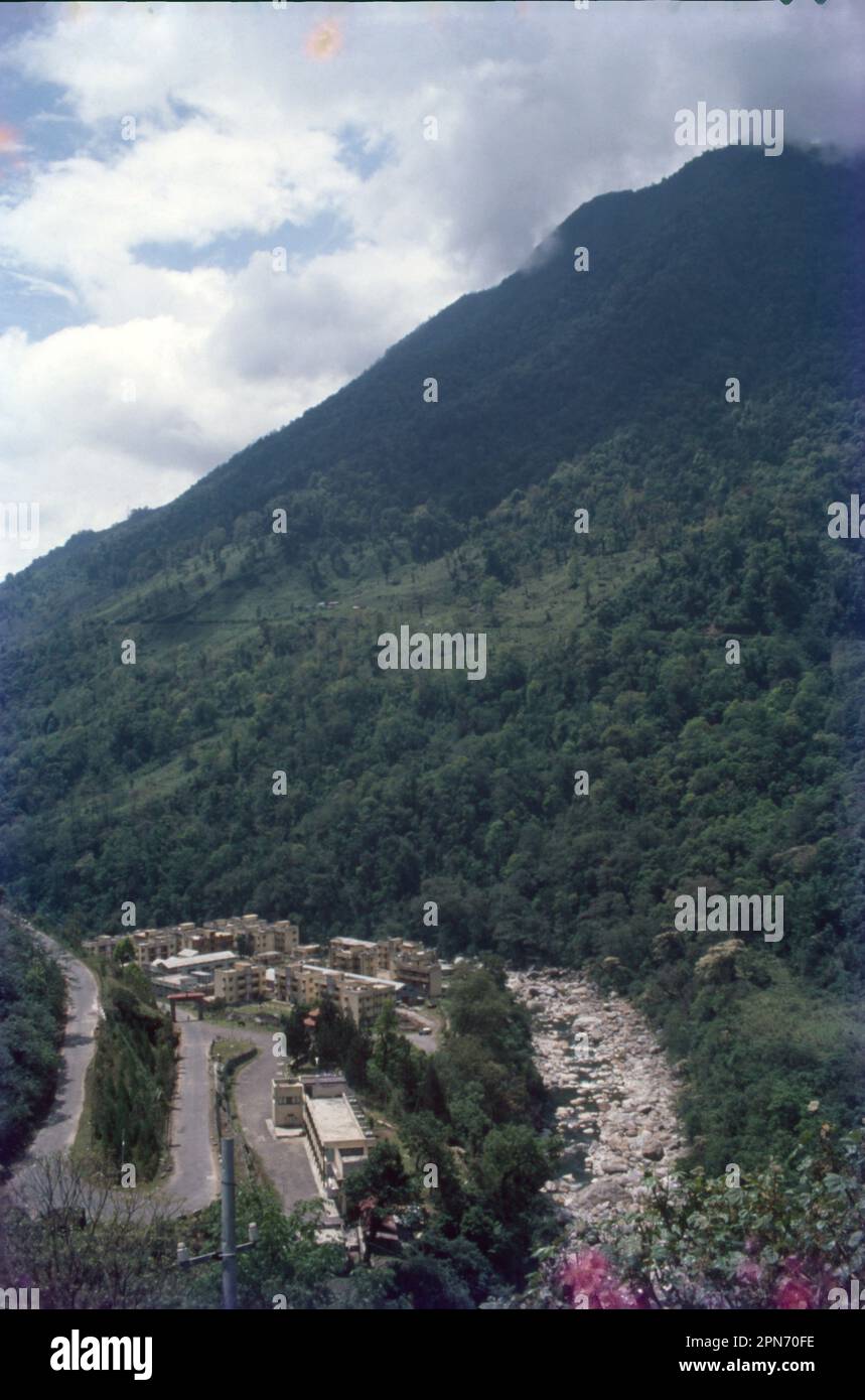 Phuntsholing, également appelé Phuentsholing, est une ville frontalière du sud du Bhoutan et est le siège administratif du district de Chukha. Monastères, bon endroit pour faire du shopping au Bhoutan, zone développée. Bénéficiant d'une riche fusion de culture, d'ethnicité, d'art et de beauté pittoresque, la ville frontalière de Phuentsholing sert de porte d'entrée à la terre du tonnerre. Phuntsholing est la ville la plus urbanisée du pays, le Bhoutan. Il est considéré comme la capitale financière, industrielle et commerciale du Bhoutan. Banque D'Images