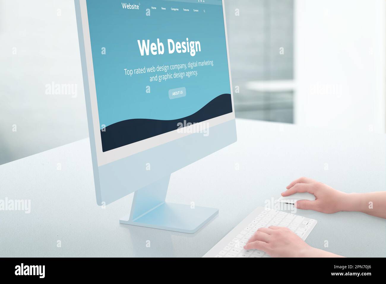 Vitrine de studio de conception Web sur un écran d'ordinateur moderne. Les mains des femmes utilisent le clavier et la souris. Bureau studio en arrière-plan Banque D'Images