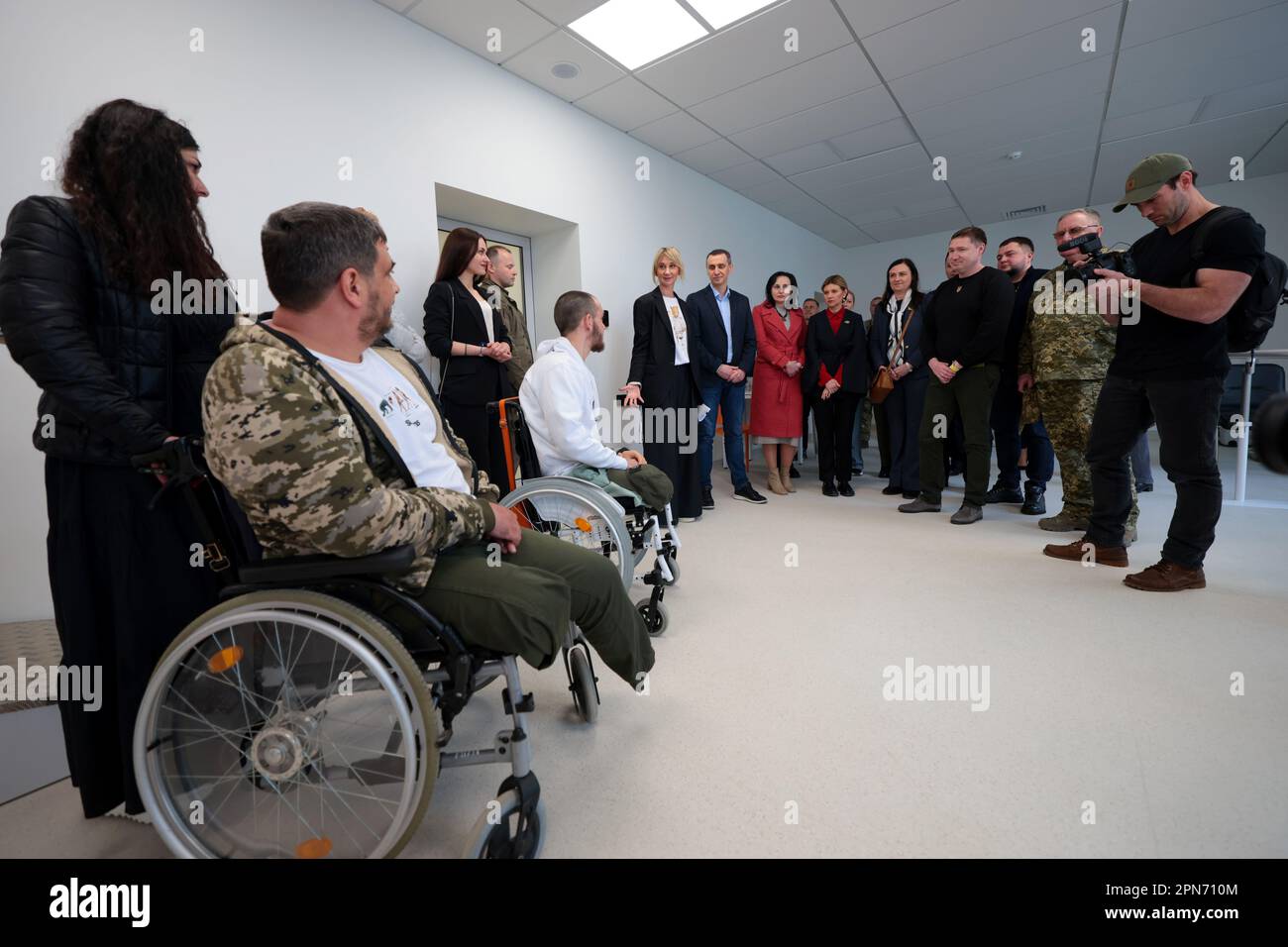 LVIV, UKRAINE - le 14 AVRIL 2023 - des invités et des sponsors étrangers parlent aux premiers patients du groupe médical sur les tissus synthétiques et la réadaptation Banque D'Images