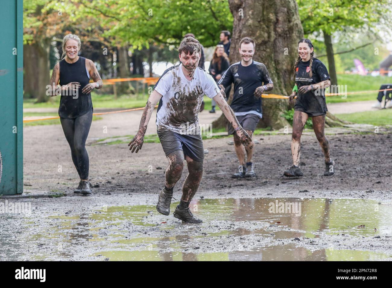 Les participants participent à la course Tough Mudder à Finsbury Park, Londres. Tough Mudder a été co-fondé par Wvolonté Dean et Guy Livingstone et la course se compose d'obstacles qui jouent sur les peurs humaines communes, comme le feu, l'eau, l'électricité et les hauteurs. Les participants forment des équipes et amasser de l'argent pour les organismes de bienfaisance. (Photo de Steve Taylor / SOPA Images/Sipa USA) Banque D'Images