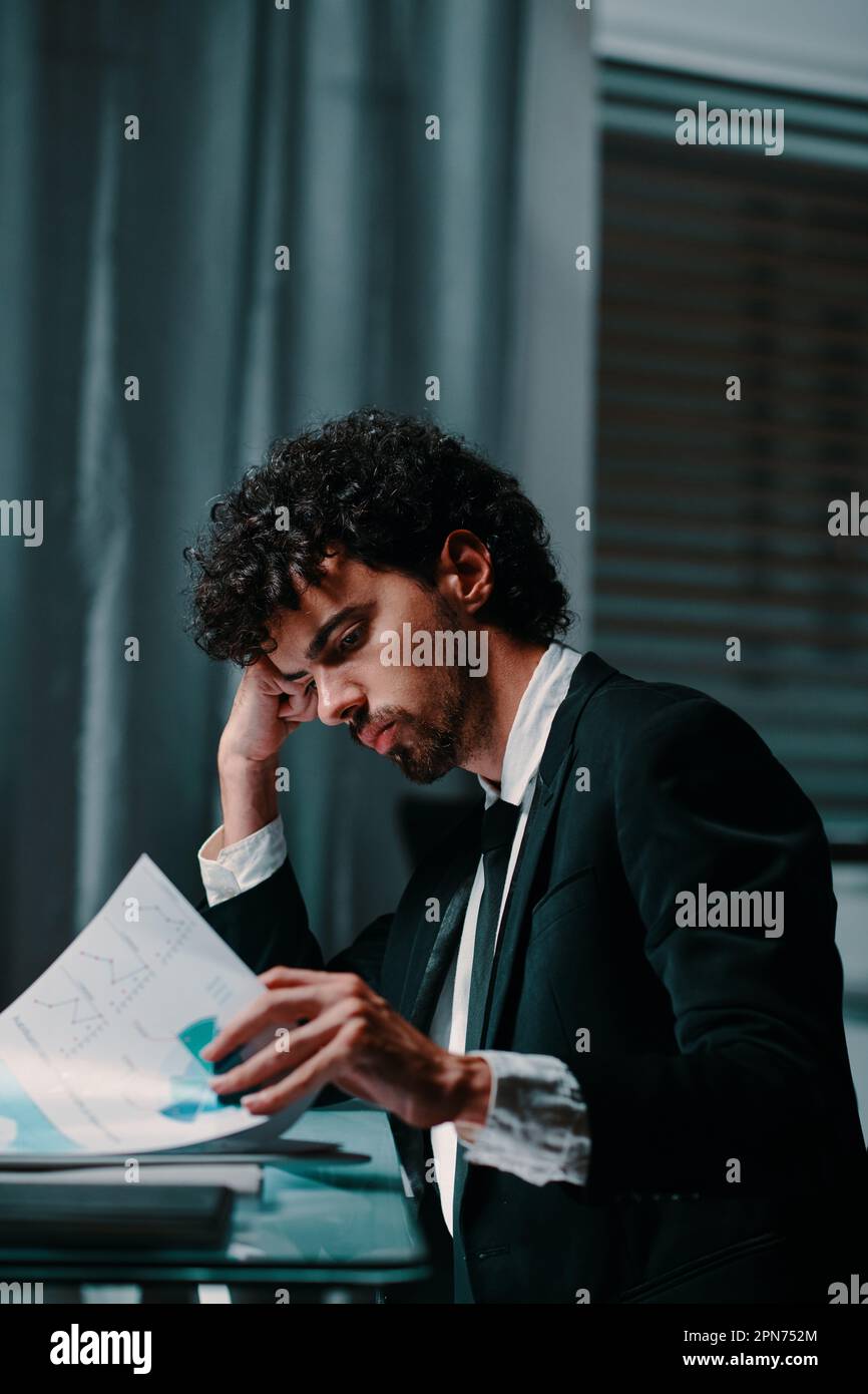 Homme d'affaires lassé et fatigué regardant la pile de documents sur son  bureau Photo Stock - Alamy