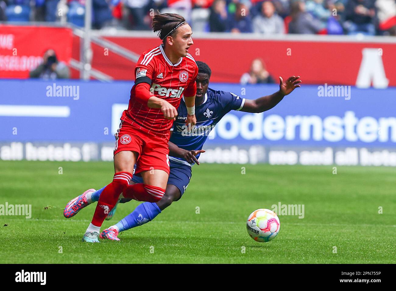 Düsseldorf, Allemagne 16.04.2023: 2. Bundesliga, Fortuna Düsseldorf 1:0 SV Darmstadt, Matchday 28 Michał Karbownik (Fortuna Duesseldorf) suivi par Braydon Manu (SV Darmstadt 98) les RÈGLEMENTS DFL INTERDISENT TOUTE UTILISATION DE PHOTOGRAPHIES COMME SÉQUENCES D'IMAGES ET/OU QUASI-VIDÉO. Credit: ANT Palmer / Alamy Live News Banque D'Images