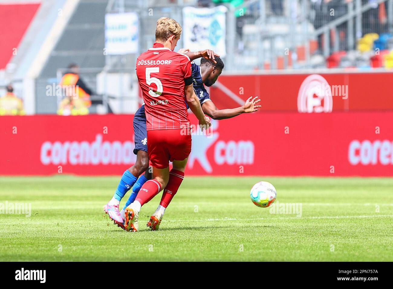 Düsseldorf, Allemagne 16.04.2023: 2. Bundesliga, Fortuna Düsseldorf 1:0 SV Darmstadt, Matchday 28, Braydon Manu (SV Darmstadt 98) et Christoph Klarer (Fortuna Duesseldorf) les RÉGLEMENTATIONS DFL INTERDISENT TOUTE UTILISATION DE PHOTOGRAPHIES COMME SÉQUENCES D'IMAGES ET/OU QUASI-VIDÉO. Credit: ANT Palmer / Alamy Live News Banque D'Images