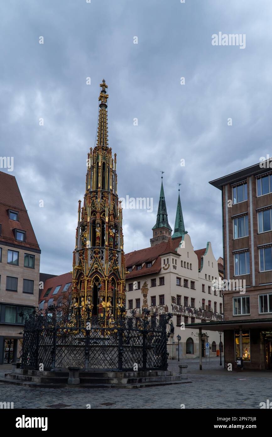 NUREMBERG, ALLEMAGNE – 22 NOVEMBRE 2022 : la belle fontaine Schoner Brunnen pendant une journée nuageux. Situé sur la place Hauptmarkt de Nuremberg, Ger Banque D'Images