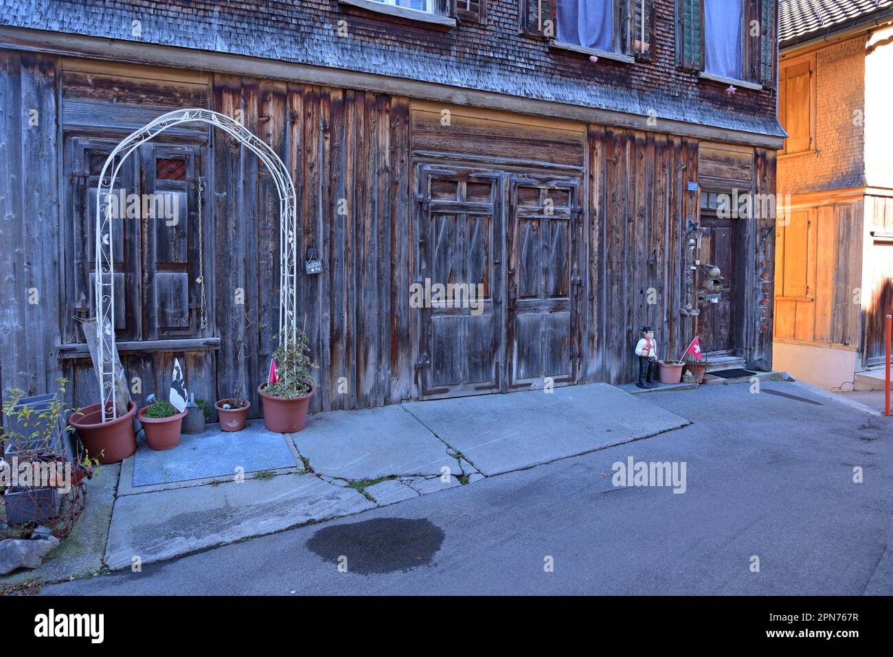 Maison suisse traditionnelle en bois dans le joli village d'Appenzell, en Suisse Banque D'Images