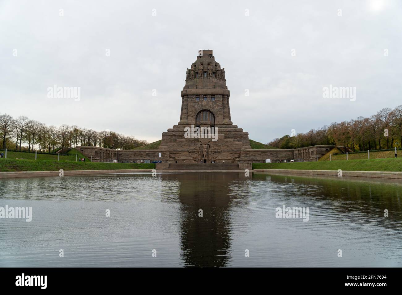 LEIPZIG, ALLEMAGNE – 24 NOVEMBRE 2022 : le gigantesque monument bataille des nations à Leipzig avec lac artificiel devant et grandes statues à l'intérieur Banque D'Images