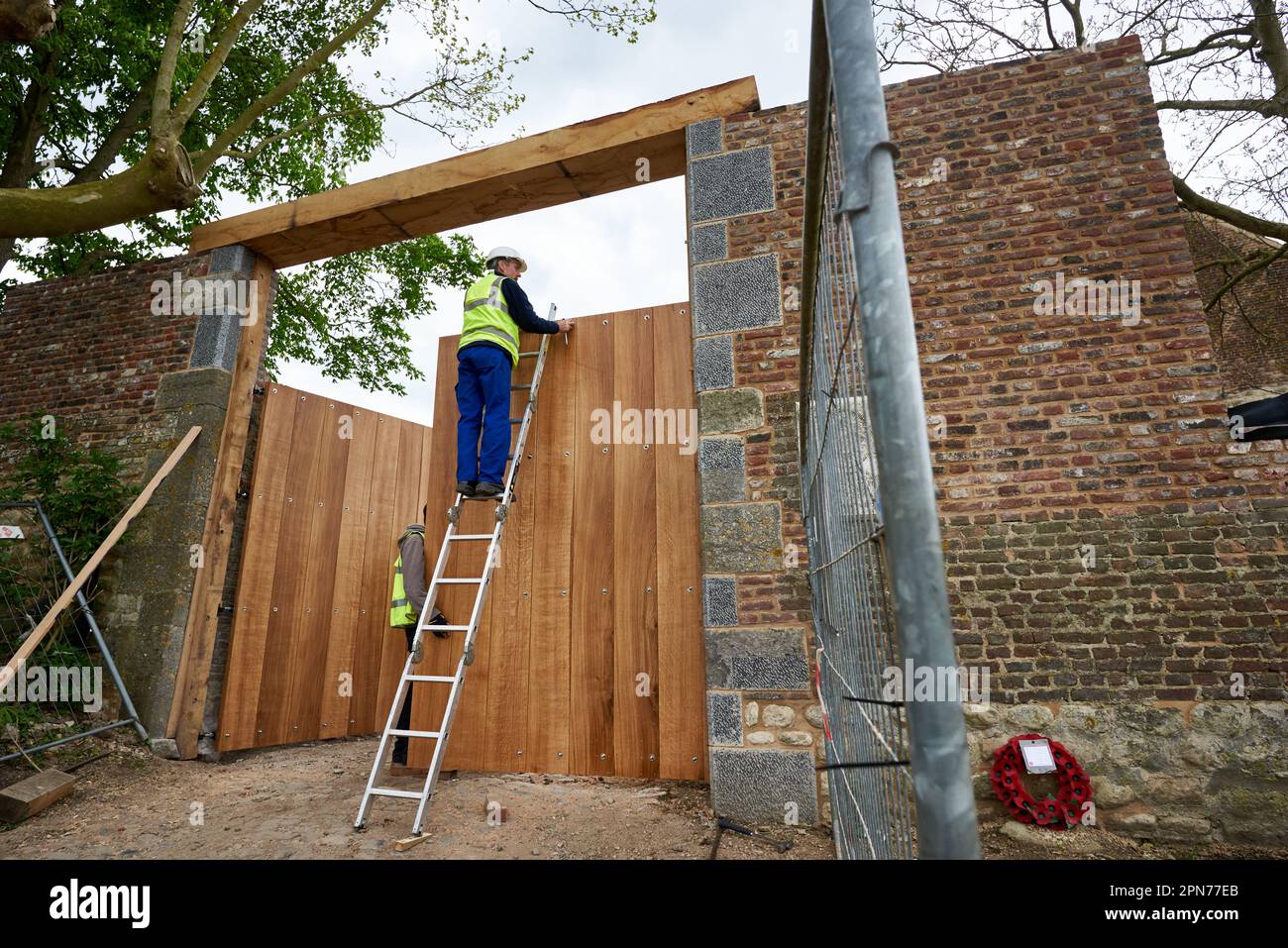 Des ouvriers du domaine de Leconfield de Petworth, West Sussex, assemblent la nouvelle porte nord à Hougoumont en avril 2015, avant le bicentenaire en juin Banque D'Images