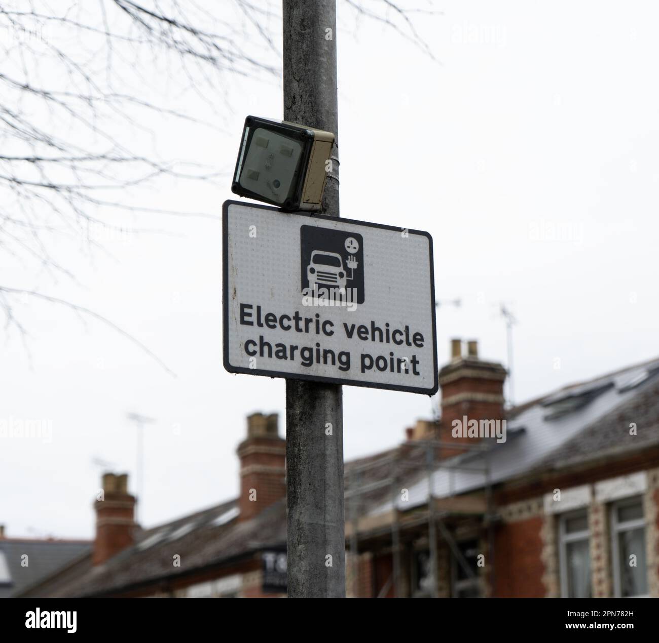 Panneau informant les conducteurs d'un connecteur de point de charge de véhicule électrique sur la rue. Banque D'Images