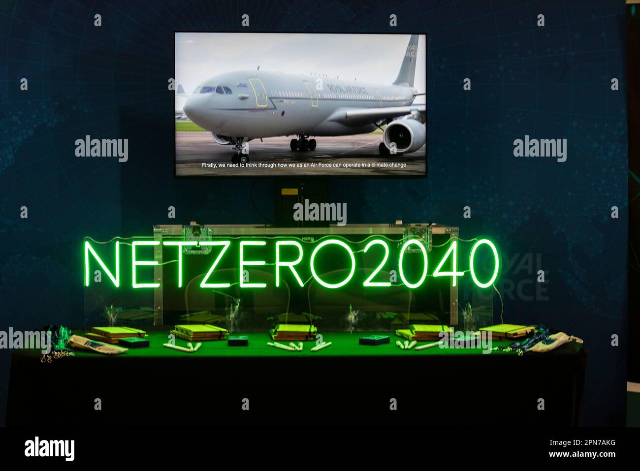 Aéroport de Farnborough, Hampshire, Royaume-Uni. 17th avril 2023. Les RAF ont volé des avions alimentés par un mélange de carburant aviation durable (SAF). Fabriqué à partir de matières premières durables à base de déchets, telles que l'huile de cuisson usagée, SAF réduit les émissions de carbone du cycle de vie de 80 % par rapport au carburant jet traditionnel. Le RAF vise à être zéro net d'ici 2040. Assistez au Sommet mondial de Sustainable Skies, à Farnborough Banque D'Images