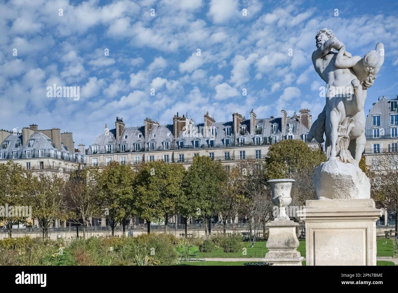 Paris, le jardin des Tuileries, avec la célèbre rue Rivoli Banque D'Images