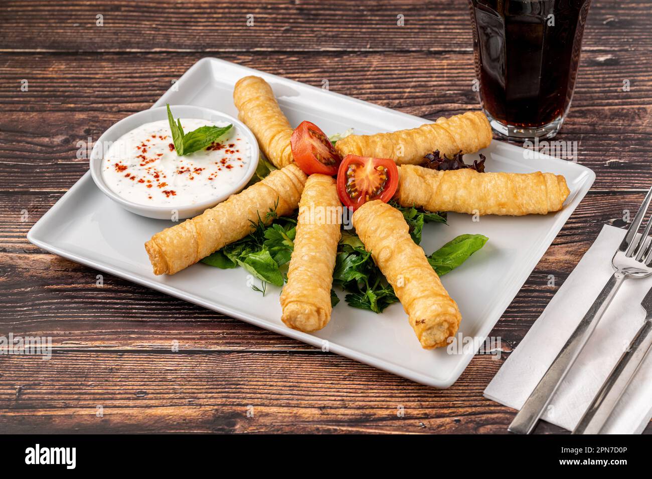 Rouleaux en forme de cigare turc sur une assiette en porcelaine blanche. Le nom turc est Sigara Boregi Banque D'Images