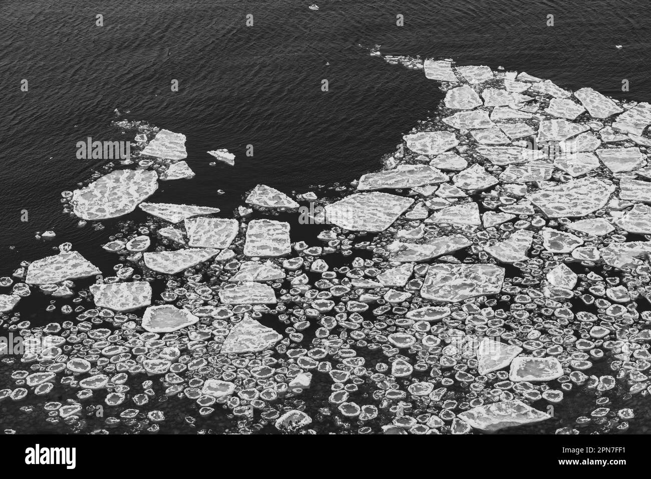 Morceaux de glace flottant sur la baie de Green Bay photographiés depuis le point d'observation au parc régional des promontoires de Door County Bluff, près de Ellison Bay. Banque D'Images