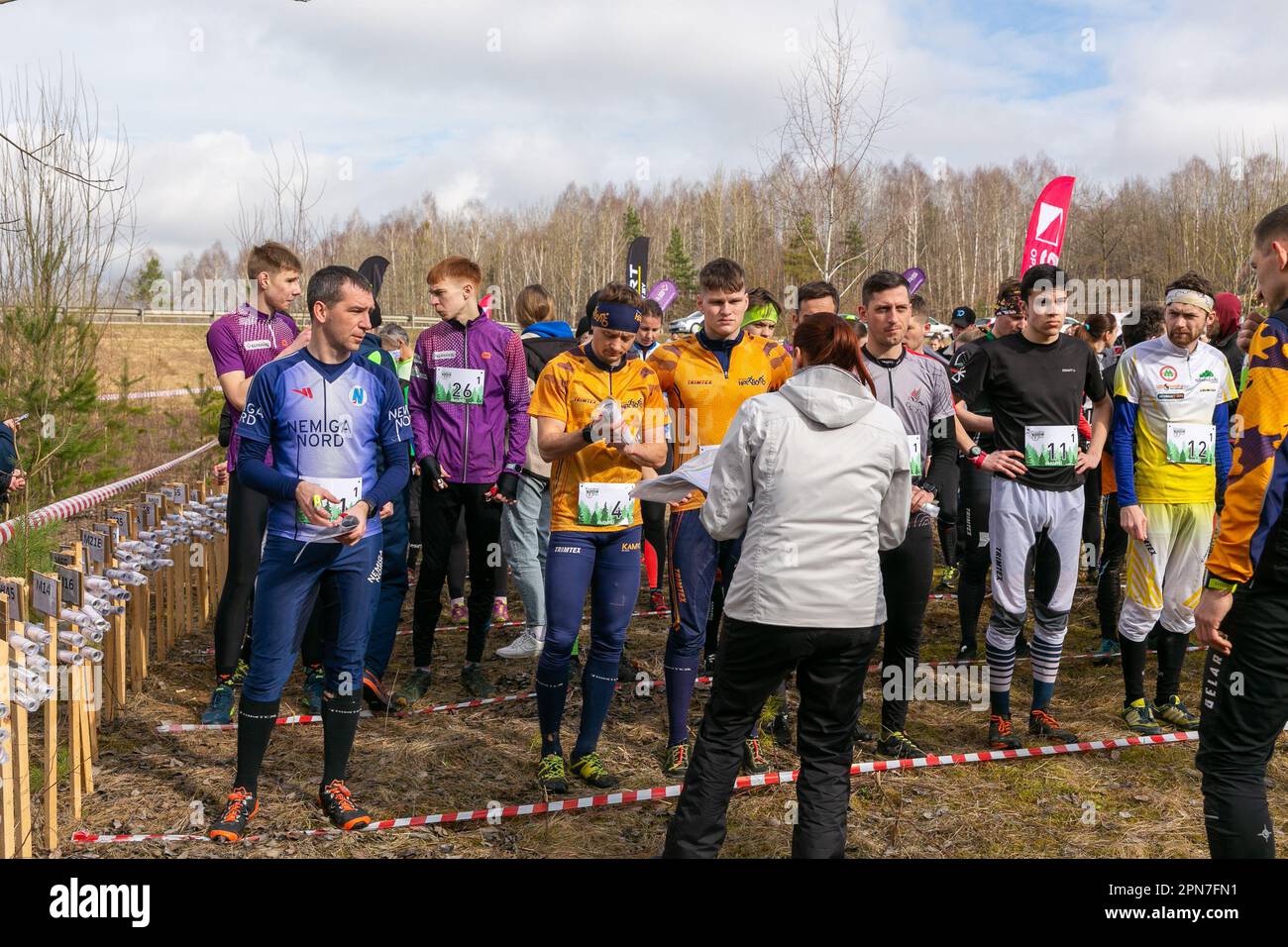 Grodno, Bélarus - 26 mars 2023 : les athlètes attendent le signal pour démarrer le relais lors de compétitions d'orientation en plein air, le jour de la forêt de Grodno. Être Banque D'Images