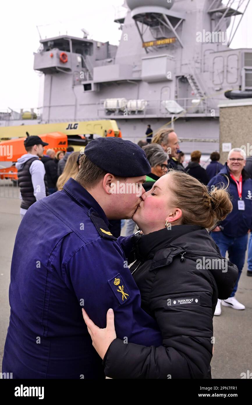 DEN HELDER, pays-Bas - 17/04/2023, membres de l'équipage de la frégate ZR.Mme Van Amstel dire au revoir avant le départ. Le navire fera partie du Groupe maritime permanent de l'OTAN 1 (SNMG1) et est l'une des 4 flottes de l'OTAN rapidement déployables. Le ZR.Melle Van Amstel est spécialisé dans la guerre anti-sous-marine. ANP OLAF KRAAK pays-bas - belgique Out crédit: ANP/Alay Live News Banque D'Images