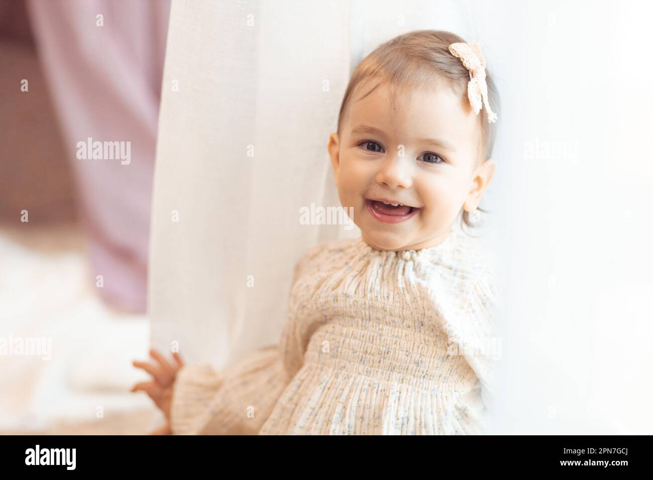 Portrait en gros plan d'une petite fille d'un an souriant Banque D'Images