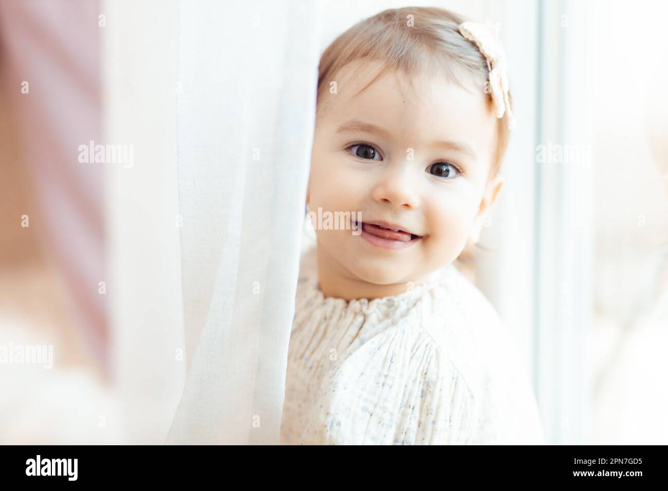 Portrait en gros plan d'une petite fille d'un an souriant Banque D'Images