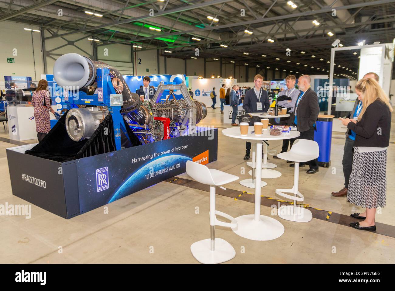 Aéroport de Farnborough, Hampshire, Royaume-Uni. 17th avril 2023. Les leaders et les entreprises de l'industrie aérospatiale se sont réunis au Farnborough International Exhibition & Conference Centre pour se concentrer sur l'objectif d'accélérer les progrès mondiaux pour atteindre zéro aviation d'ici 2050. Les principaux intervenants et les présentoirs ont mis en avant les développements dans les moteurs électriques et les carburants alternatifs pour remplacer les moteurs aérodynamiques traditionnels ainsi que les changements opérationnels pour réduire les impacts climatiques. Un moteur aérodynamique Rolls-Royce AE 2100-A converti, à partir duquel sera développé le tout premier moteur fonctionnant exclusivement à l'hydrogène. Banque D'Images