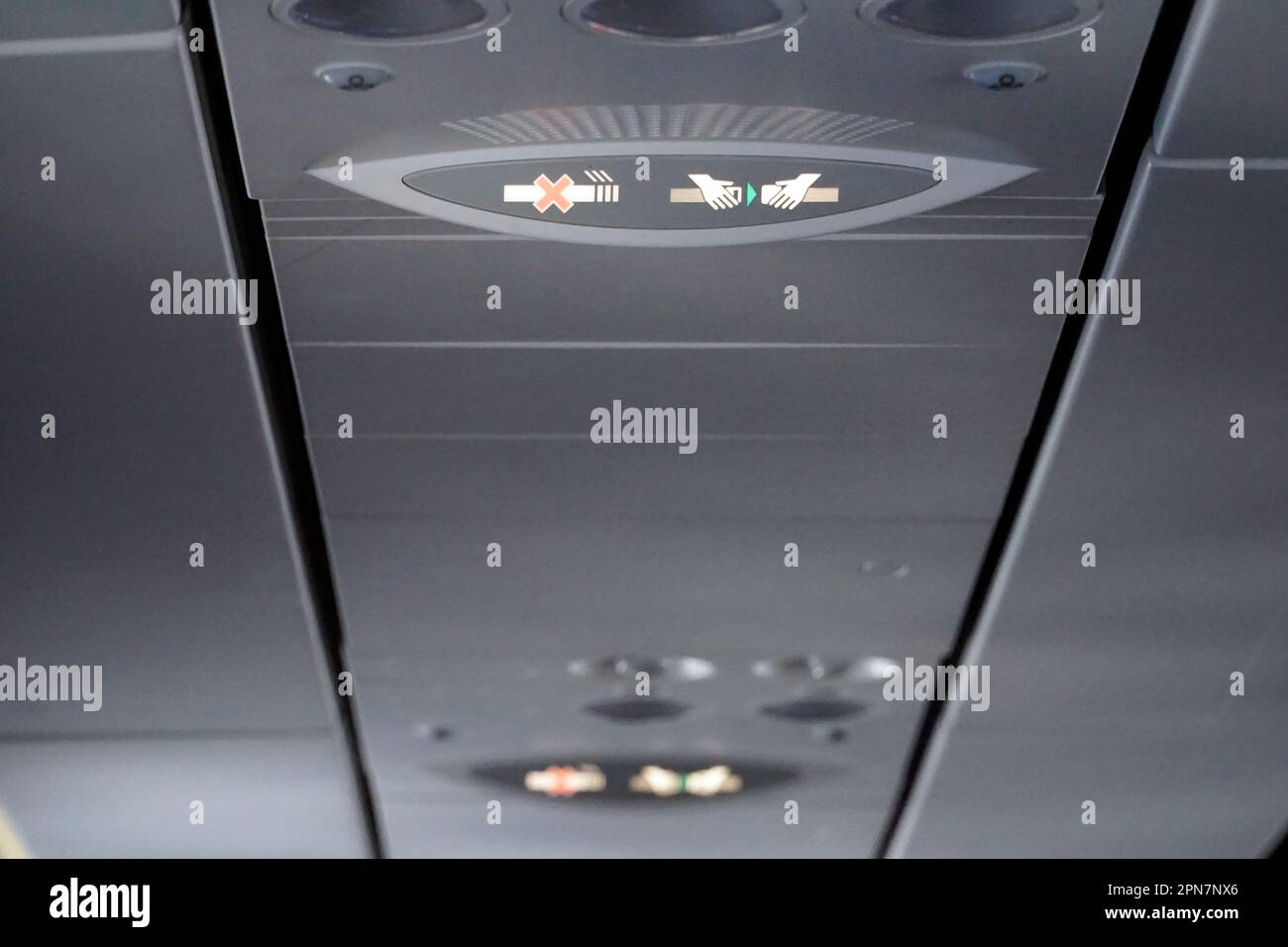 Bouclez la ceinture de sécurité et placez l'affiche « interdiction de fumer » à l'intérieur d'un avion Banque D'Images