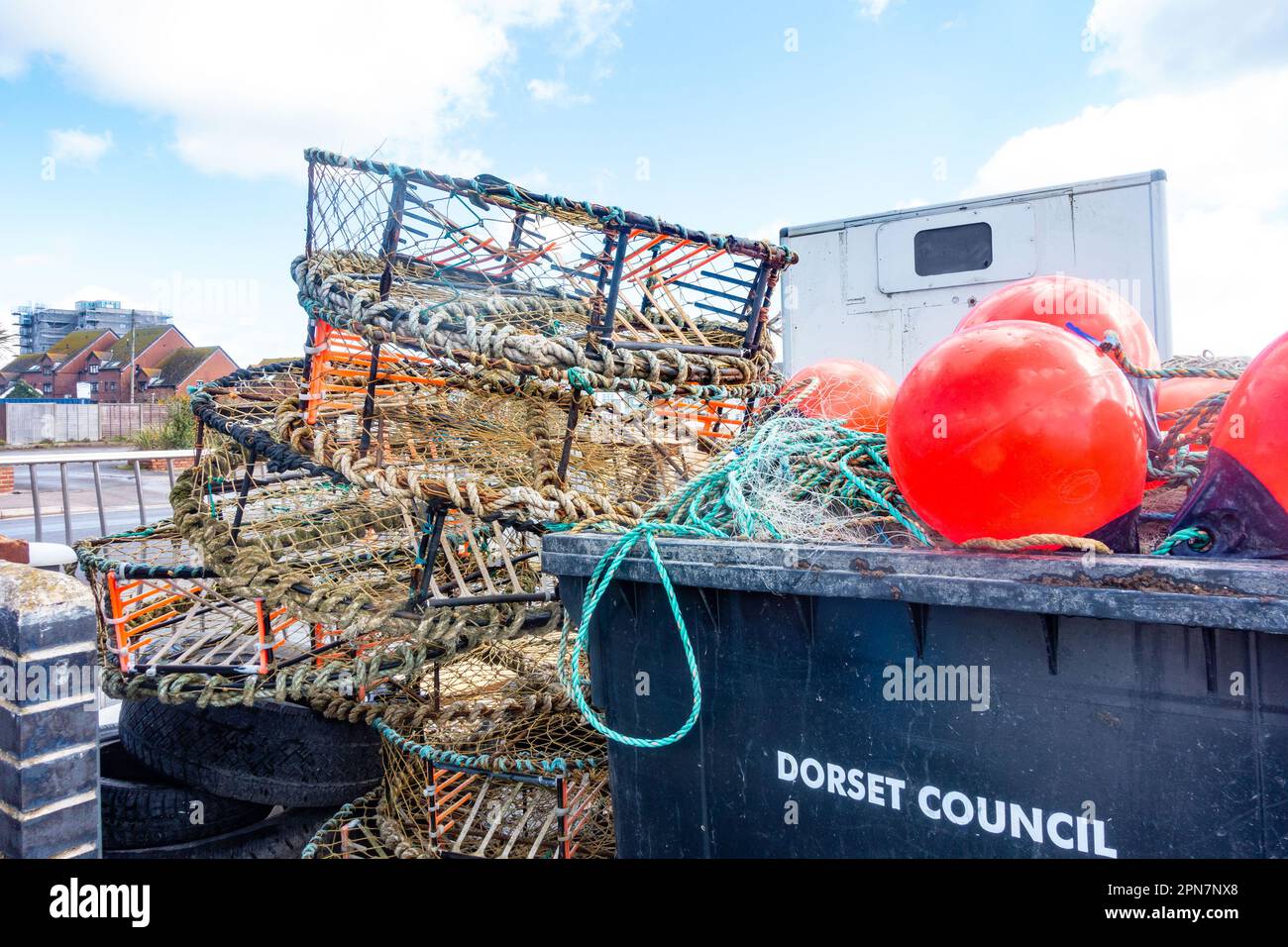 Crabes et autres pots de poisson s'empilent et sont entreposés sur le quai de Poole Harbour à Dorset, au Royaume-Uni Banque D'Images