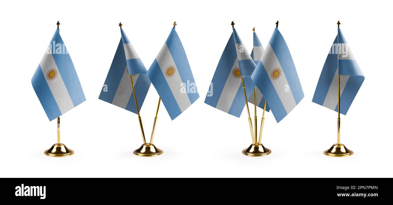 Petits drapeaux nationaux de l'Argentine sur fond blanc. Banque D'Images