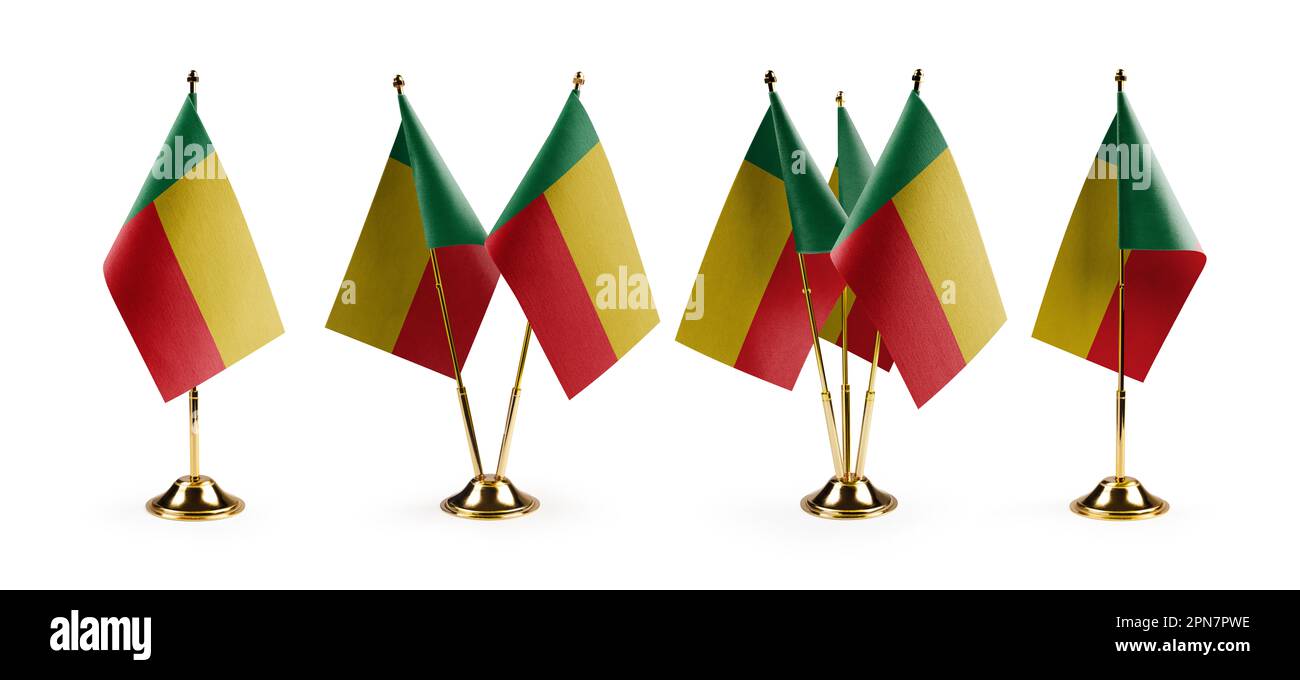 Petits drapeaux nationaux du Bénin sur fond blanc. Banque D'Images