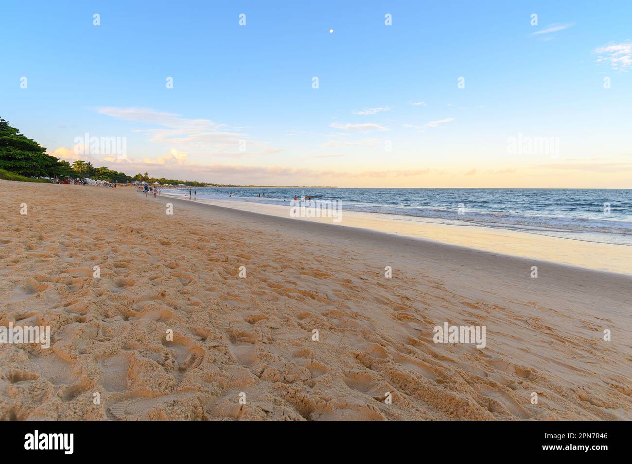 Vue sur le paysage de la plage de Taperapua de Porto Seguro - Bahia, Brésil pendant l'après-midi. Plage touristique du nord-est brésilien. Banque D'Images