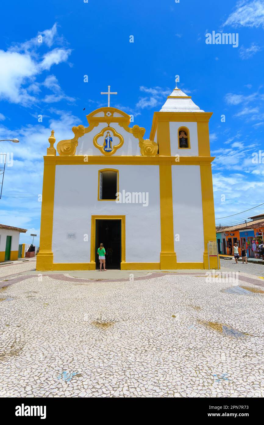 Arraial d'Ajuda, quartier de Porto Seguro, BA, Brésil - 04 janvier 2023 : vue sur l'église mère de Nossa Senhora d'Ajuda au centre historique d'Arraia Banque D'Images