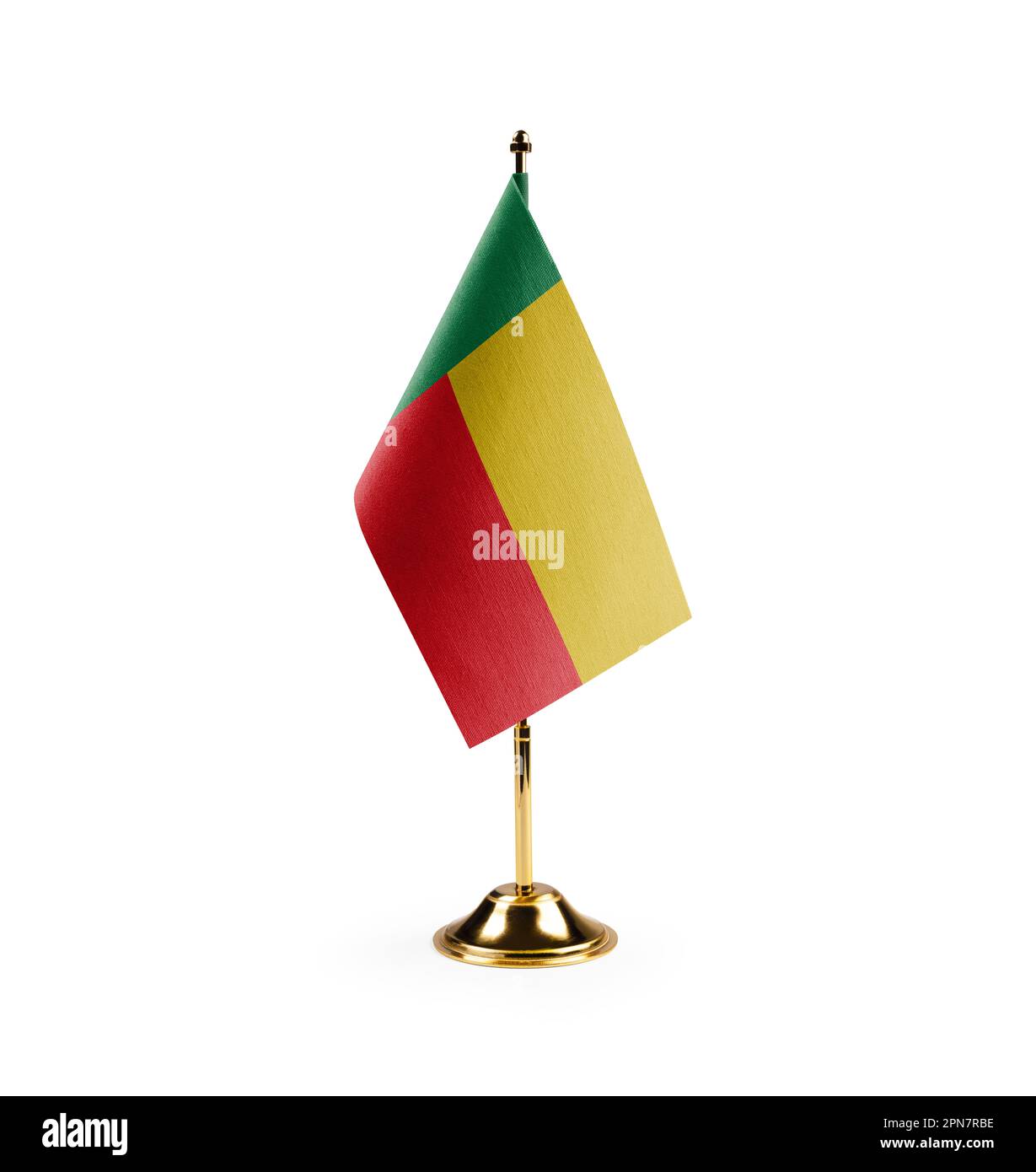 Petit drapeau national du Bénin sur fond blanc. Banque D'Images