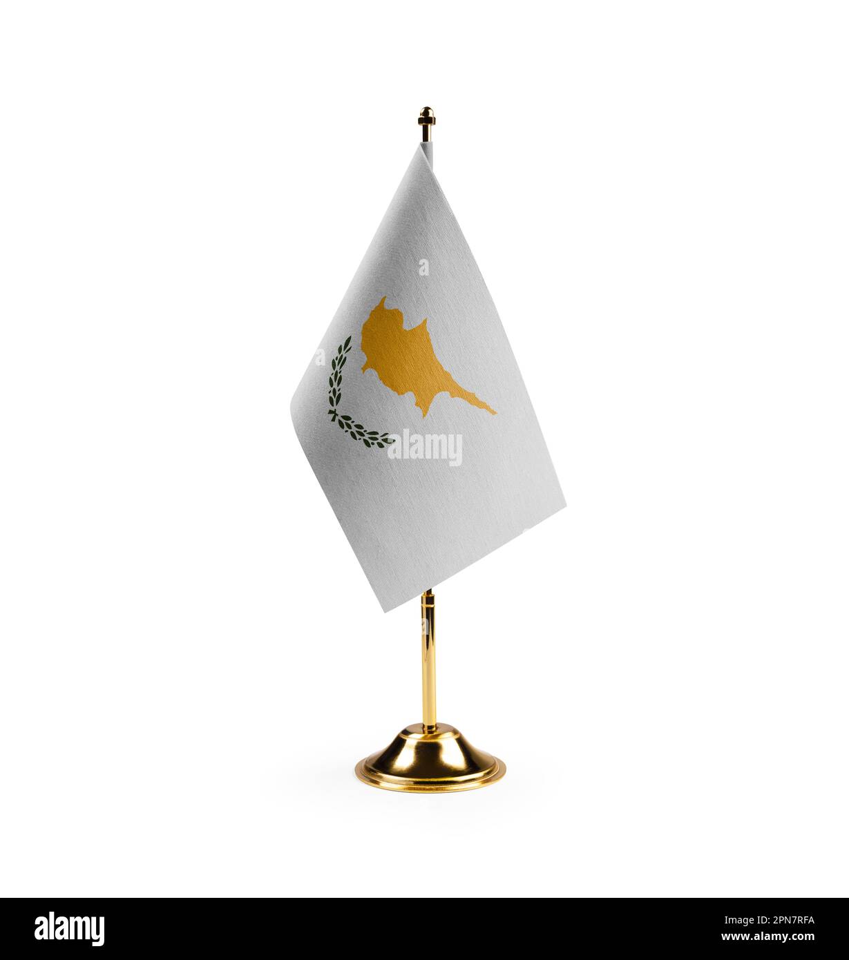 Petit drapeau national de Chypre sur fond blanc. Banque D'Images