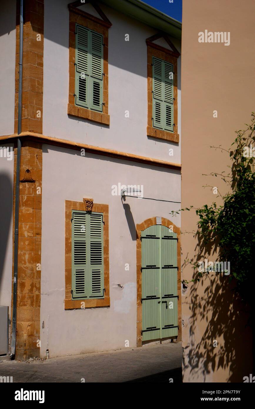 Maison avec volets verts et porte, Nicosie, République de Chypre Banque D'Images